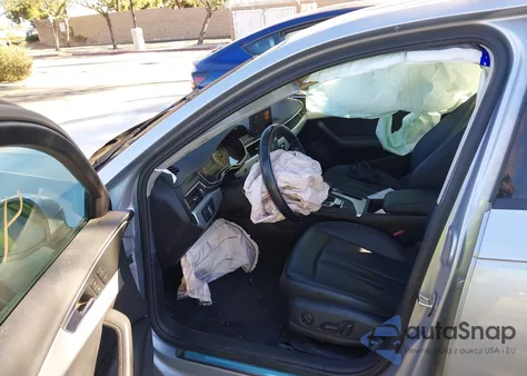 2017 Audi A4 2.0T Premium z USA, uszkodzony, nr VIN WAUANAF43HN025301